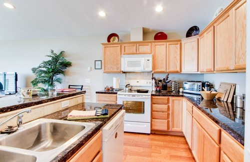 Newport House | Beautiful Bayfront Townhouse with Amazing Bridge Views, Next to the State Park