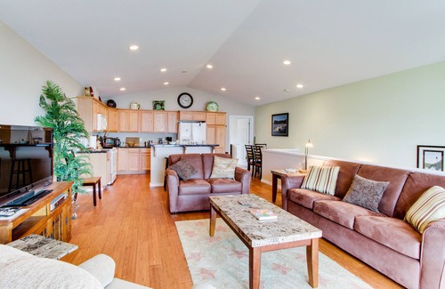 Newport House | Beautiful Bayfront Townhouse with Amazing Bridge Views, Next to the State Park