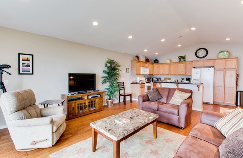 Newport House | Beautiful Bayfront Townhouse with Amazing Bridge Views, Next to the State Park