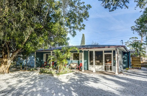 Southgate House | Beautiful Beach Cottage 2 Bed/2 Bath 10 Minutes To Siesta Key Beach and Downtown