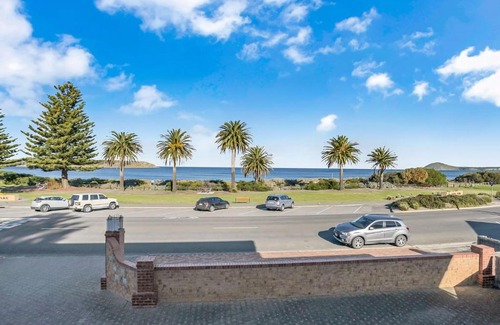 Victor Harbor House | Beautiful Beach Front Townhouse