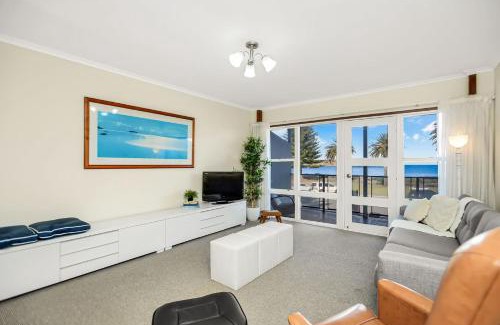 Victor Harbor House | Beautiful Beach Front Townhouse