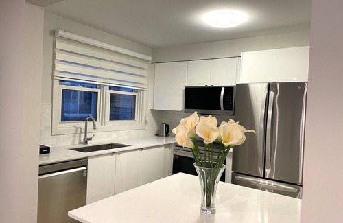 Westboro Apartment | Beautiful Beach House in Trendy Neighbourhood