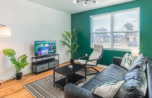 Downtown Memphis Apartment | * Beautiful Botanical Suite in the MEDICAL DISTRICT with FREE PARKING *