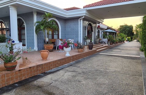 Cha-am House | Beautiful bungalow with shared outdoor pool and 2km from the beach