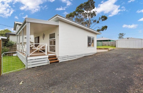 Cowes House | Beautiful Bungalow, Pet-Friendly & Walk to Beach