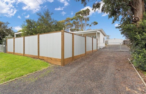 Cowes House | Beautiful Bungalow, Pet-Friendly & Walk to Beach