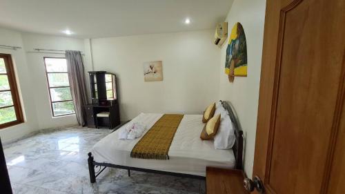 Cha-am House | Beautiful bungalow with shared outdoor pool and 2km from the beach
