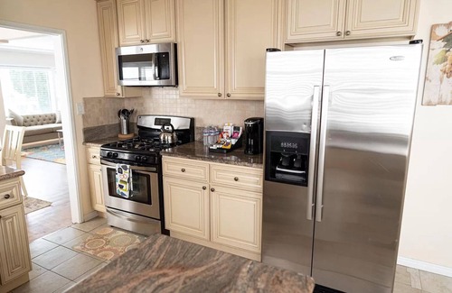 Burbank House | Beautiful Burbank Hills Home with Arcade, Movie Theater & Pool Table