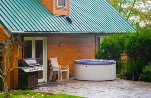 Everett Cabin | Beautiful Cabin on Hat Island in the Puget Sound