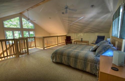 Confluence House | Beautiful Cabin with Hot Tub Surrounded by Trees in Confluence, Pennsylvania