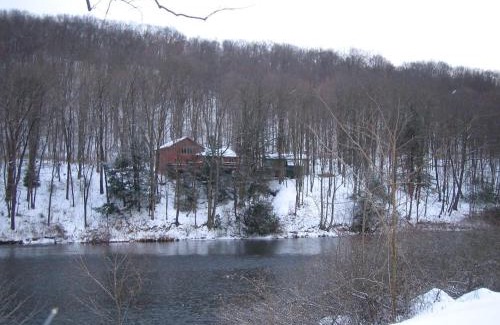 Confluence House | Beautiful Cabin with Hot Tub Surrounded by Trees in Confluence, Pennsylvania