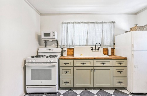 Galveston House | Beautiful Carriage House Apartment.Near Beach,UTMB, Cruise Port, Strand-sleeps 4