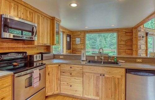 Leavenworth House | Beautiful Chalet with a Picturesque View of Nason Ridge