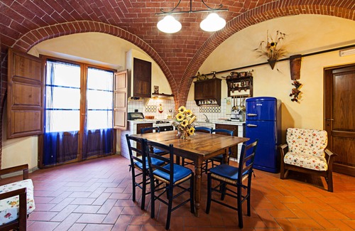 Sinalunga Apartment | Beautiful characteristic apartment with private garden, pool and parking