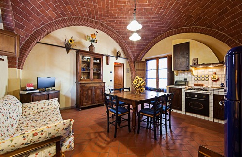 Sinalunga Apartment | Beautiful characteristic apartment with private garden, pool and parking