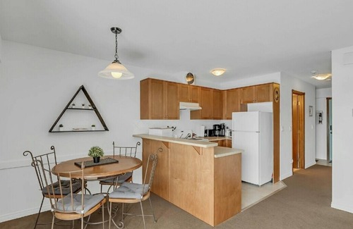 Central Okanagan Condo | Beautiful Condo at Lake Okanagan Resort - 2 min walk to beach!