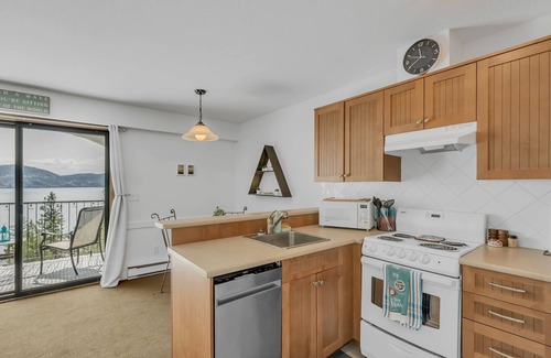 Central Okanagan Condo | Beautiful Condo at Lake Okanagan Resort - 2 min walk to beach!