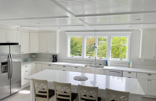 Wakefield House | Beautiful condo next to commuter rail into Boston