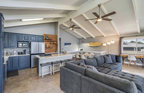 Kona Palisades House | Beautiful conveniently located 2-bedroom ocean view home in Kailua-Kona.