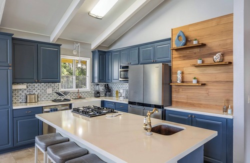 Kona Palisades House | Beautiful conveniently located 2-bedroom ocean view home in Kailua-Kona.