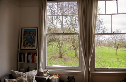 Ladywell Apartment | Beautiful cosy flat overlooking Hilly Fields park in Brockley & near to stations