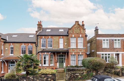 Ladywell Apartment | Beautiful cosy flat overlooking Hilly Fields park in Brockley & near to stations