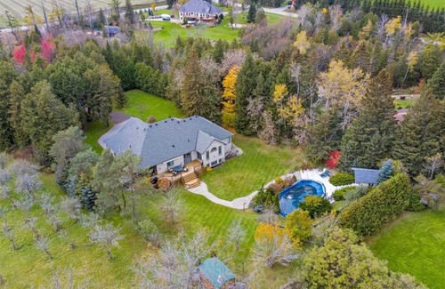 Bradford West Gwillimbury Apartment | Beautiful Country Guest House w Pool,fire pit and Pond