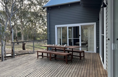 Armidale House | Beautiful Country Home. 5 min to Armidale, 10 min to University of New England.