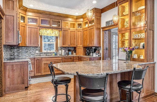 Oostburg House | Beautiful country home (3800 sq ft) on 4 acres with river frontage - 10 beds!