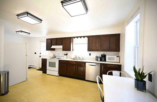 Eastern Vermont House | Beautiful Downtown 3 Bedroom 1 & 1/2 Bath/High Speed Internet/Cable/Desk