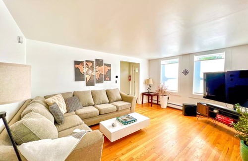 Eastern Vermont House | Beautiful Downtown 3 Bedroom 1 & 1/2 Bath/High Speed Internet/Cable/Desk