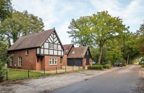 Bazuin Villa | Beautiful English Villa with hottub