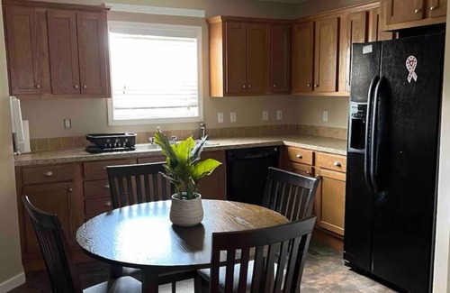 MacArthur House | Beautiful family and pet friendly home right off the I77/64 spilt!