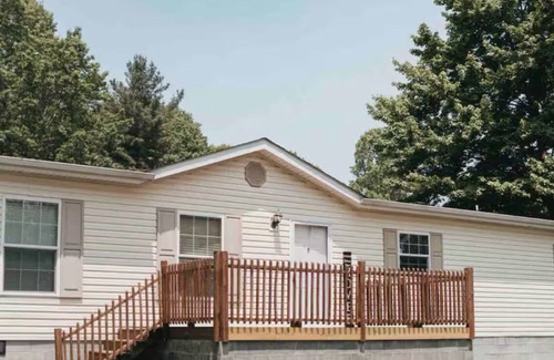 MacArthur House | Beautiful family and pet friendly home right off the I77/64 spilt!
