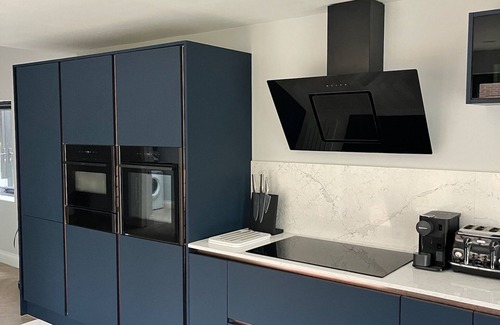 Wivenhoe House | Beautiful family house near river with hot tub