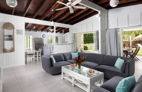 Mullins Villa | Beautiful family villa in a secluded location just 4min walk from Mullins beach