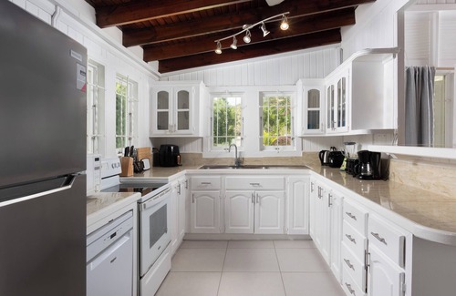 Mullins Villa | Beautiful family villa in a secluded location just 4min walk from Mullins beach