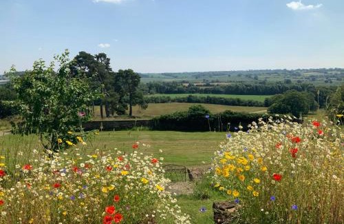Woodford Halse House | Beautiful farm house with dedicated sitting and media room for guest's use