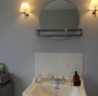 Woodford Halse House | Beautiful farm house with dedicated sitting and media room for guest's use