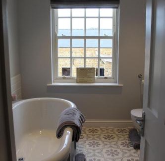 Woodford Halse House | Beautiful farm house with dedicated sitting and media room for guest's use