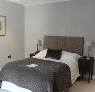 Woodford Halse House | Beautiful farm house with dedicated sitting and media room for guest's use