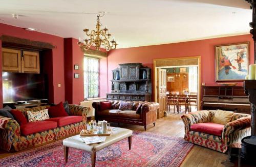 Grosmont House | Beautiful farmhouse near Abergavenny - Sleeps 6-26