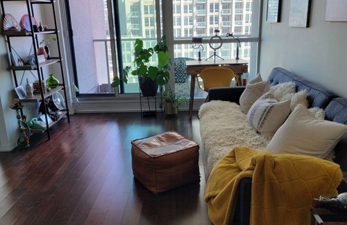 Niagara Condo | Beautiful Fort York CN Tower & Lake Views