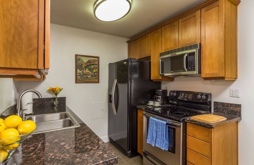Westwood Condo | Beautiful Furnished Westwood Condo near UCLA 1BD/1BA with Parking