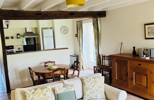 Loubens Cottage | Beautiful gite set among vineyards with hot tub and use of heated swimming pool