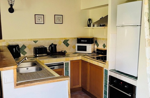 Loubens Cottage | Beautiful gite set among vineyards with hot tub and use of heated swimming pool