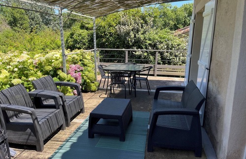 Loubens Cottage | Beautiful gite set among vineyards with hot tub and use of heated swimming pool