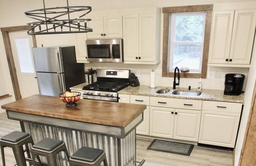 Sigel House | Beautiful Guest House on 66 Acres Hot Tub, AC, King Beds -Check Out Our Reviews!