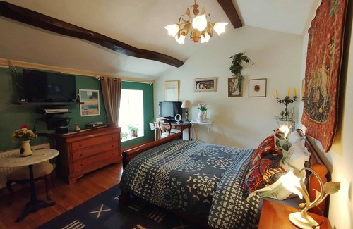 Viennay Bed & Breakfast | Beautiful guest room, old farmhouse full of character. Nature and countryside.